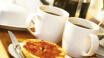 Starten Sie den Tag mit dem guten und abwechslungsreichen Morgenbüfett, welches Sie im gemütlichen Frühstücksraum des Hotels genießen können.