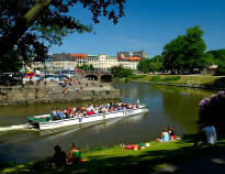 Go on a fantastic sightseeing tour with a guided trip in one of the Paddan boats and see Gothenburg from the water!
