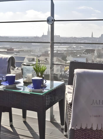 Slå dig ner på panoramaterrassen och njut av utsikten över Lübeck och floden Trave.