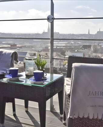 Slap af på panorama tagterrassen med udsigt over Lübeck og floden Trave.