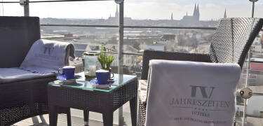 Slå dig ner på panoramaterrassen och njut av utsikten över Lübeck och floden Trave.
