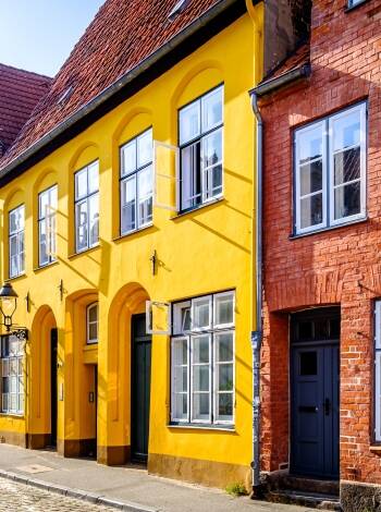 Strosa förbi historiska gavelhus, små butiker och Lübecks berömda kyrktorn.
