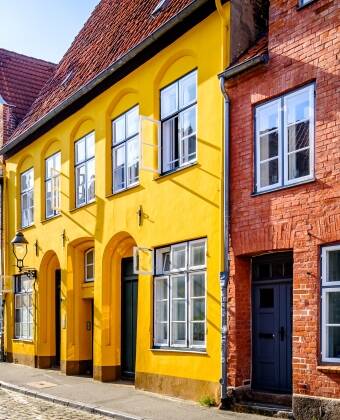 Spadser forbi historiske gavlhuse, små butikker og Lübecks berømte kirketårne.