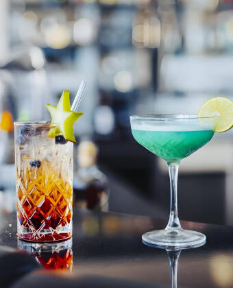 Nyd en drink i den stilfulde hotelbar højt over byens tage.
