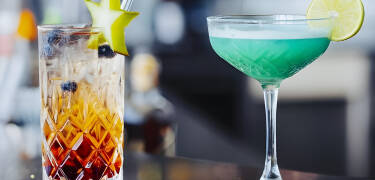 Nyd en drink i den stilfulde hotelbar højt over byens tage.