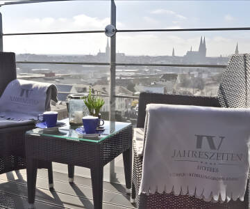 Slå dig ner på panoramaterrassen och njut av utsikten över Lübeck och floden Trave.