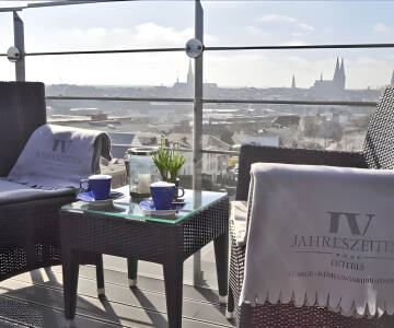 Slap af på panorama tagterrassen med udsigt over Lübeck og floden Trave.