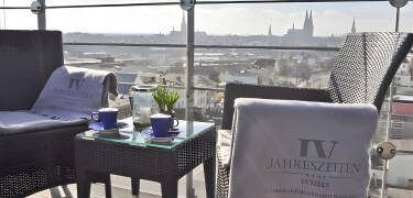 Slå dig ner på panoramaterrassen och njut av utsikten över Lübeck och floden Trave.