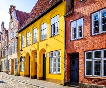 Spazieren Sie vorbei an historischen Giebelhäusern, kleinen Läden und den berühmten Lübecker Kirchtürmen.