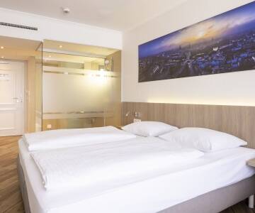 Moderne værelser med maritimt tema og aircondition giver komfort efter en dag med oplevelser.