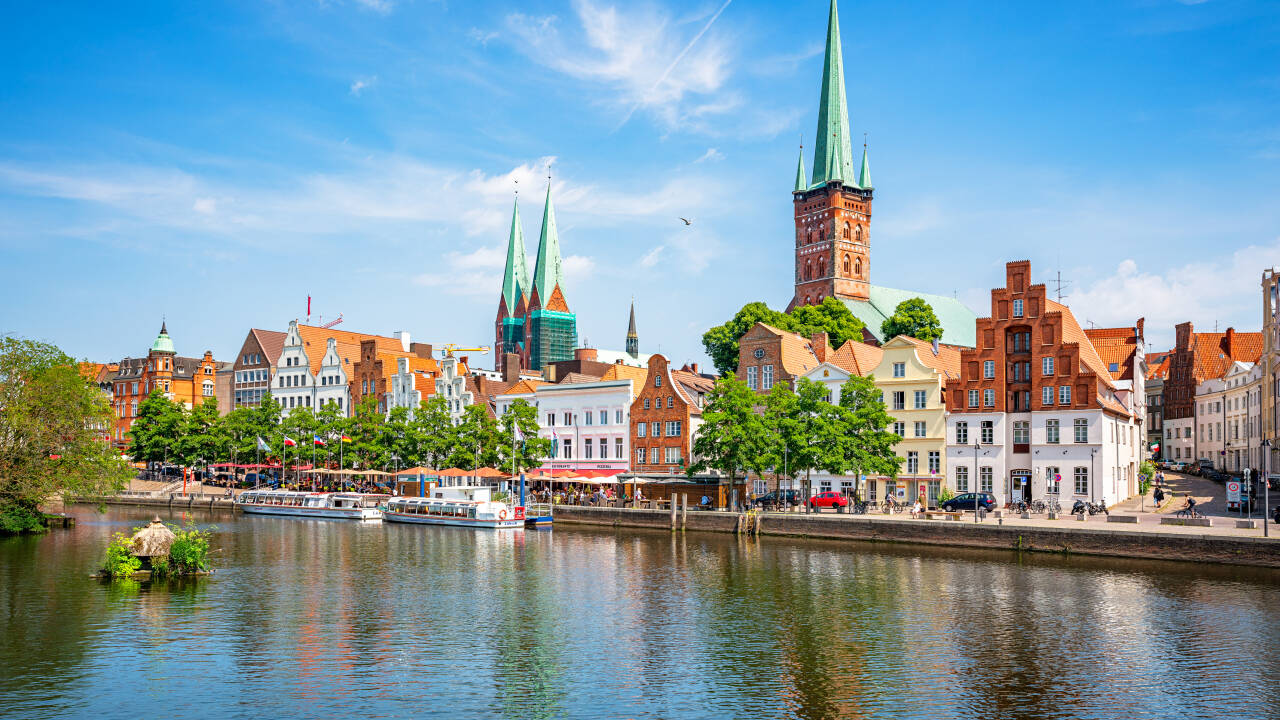 Lübecks gamle bydel er en ø, der emmer af havnebyens charme mellem floden Trave, Wakenitz og kanalen.