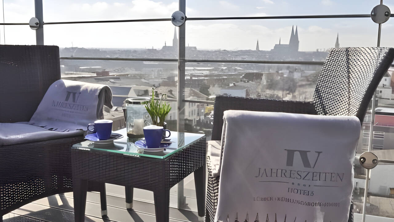 Slap af på panorama tagterrassen med udsigt over Lübeck og floden Trave.