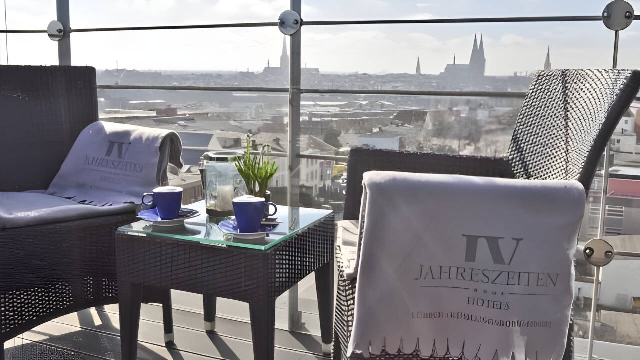 Slap af på panorama tagterrassen med udsigt over Lübeck og floden Trave.