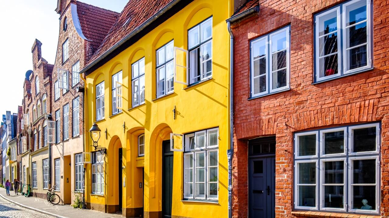 Spadser forbi historiske gavlhuse, små butikker og Lübecks berømte kirketårne.
