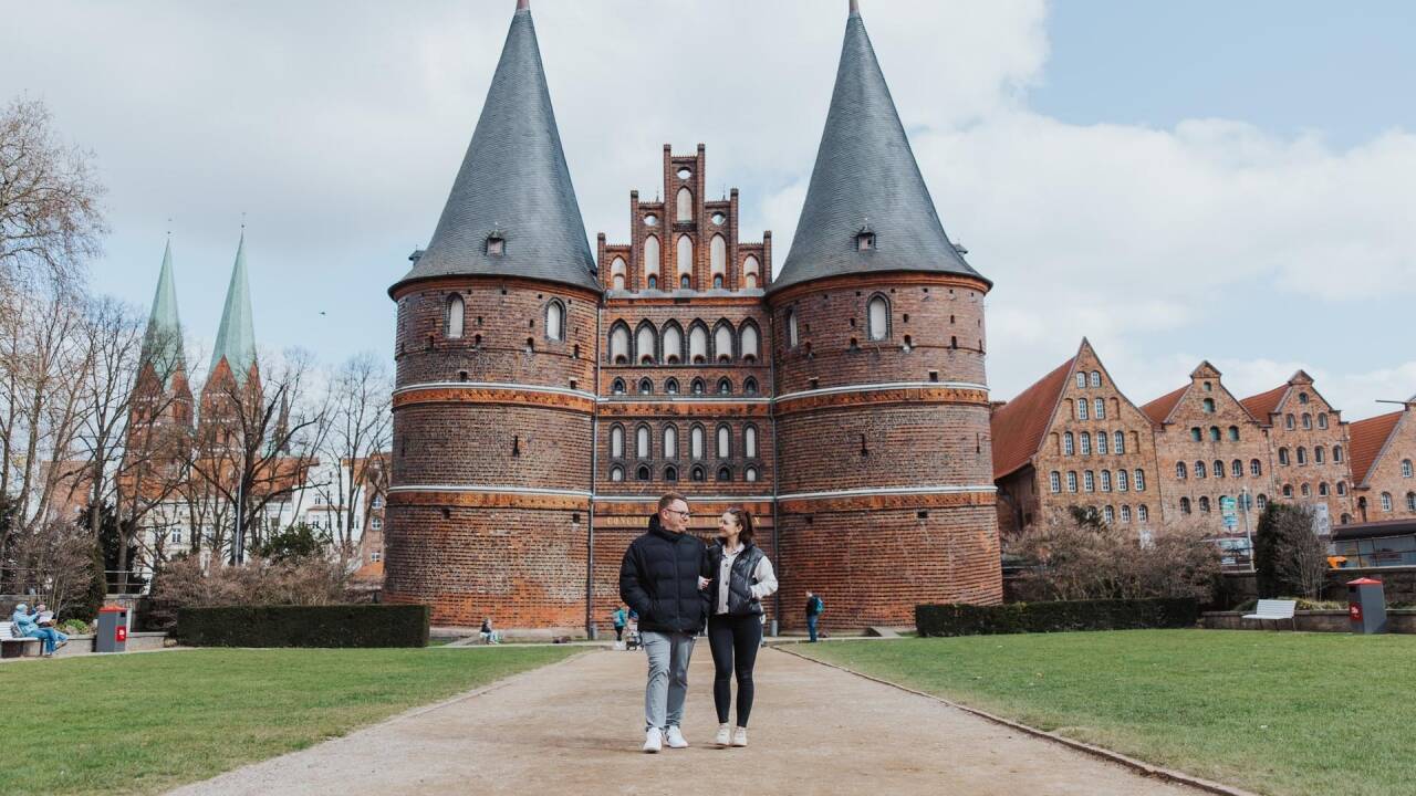 Entdecken Sie das Holstentor, Symbol der Lübecker Hansegeschichte, des Handels und vergangener Pracht.