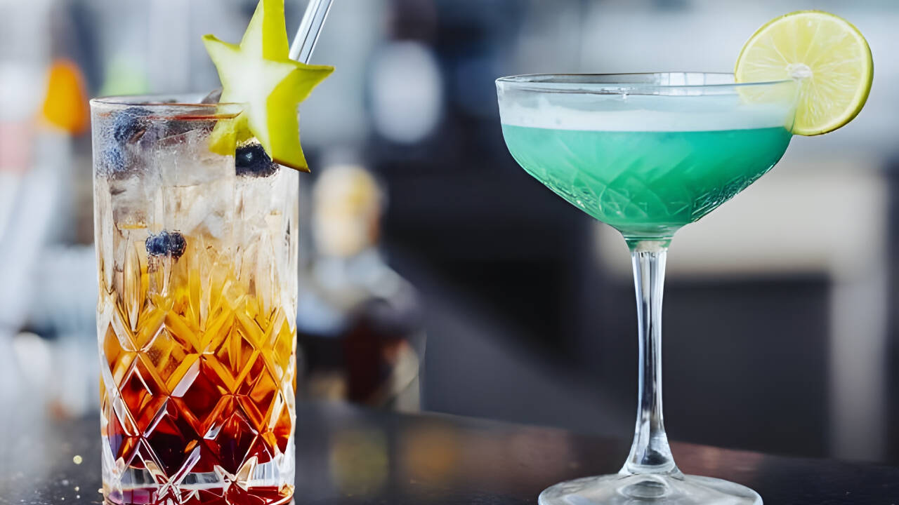 Nyd en drink i den stilfulde hotelbar højt over byens tage.