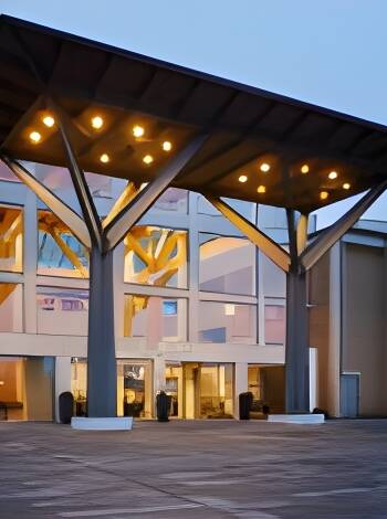 Das elegante Hotel, entworfen von Kim Utzon Architects und gestaltet von Designer Mikael Mammen, bietet ein hohes Maß an Komfort.