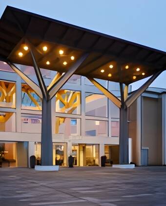 Das elegante Hotel, entworfen von Kim Utzon Architects und gestaltet von Designer Mikael Mammen, bietet ein hohes Maß an Komfort.
