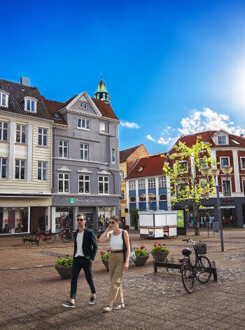 Entdecken Sie Horsens mit tollen Einkaufsmöglichkeiten, Sehenswürdigkeiten, gemütlichen Cafés und entspannten Spaziergängen.