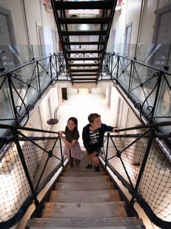 Das Hotel liegt nur wenige Schritte vom beliebten FÆNGSLET-Museum entfernt, das ein einzigartiges Museumserlebnis bietet.