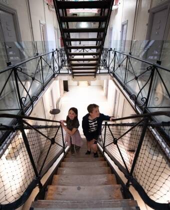 Hotellet ligger i kort afstand fra det populære museum, FÆNGSLET, som tilbyder en ganske unik museumsoplevelse.