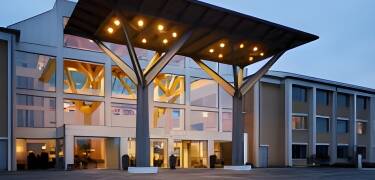 Hotellet er tegnet av Kim Utzon Architects og innredet av designer Mikael Mammen, og tilbyr høy komfort i elegante omgivelser.