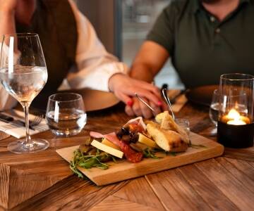 På hotellet serveres lækker, let tapas - det perfekte match til et glas vin eller en øl.