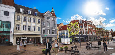 Utforsk Horsens by med flotte shoppingmuligheter, sightseeing, koselige kafébesøk og hyggelige spaserturer.