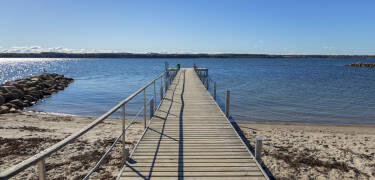 De fleste værelser har udsigt til det grønne område bag hotellet eller Nørrestrand naturreservat.