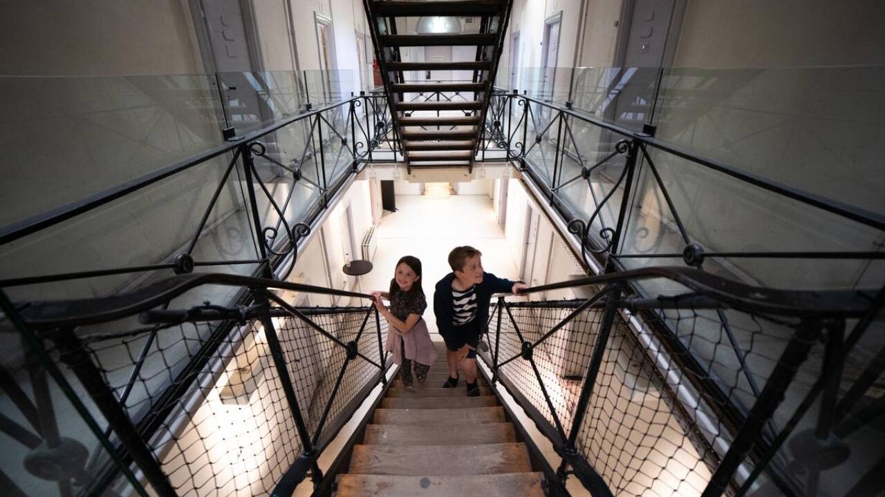 Das Hotel liegt nur wenige Schritte vom beliebten FÆNGSLET-Museum entfernt, das ein einzigartiges Museumserlebnis bietet.