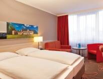 Hotellrommene tilbyr en hyggelig og behagelig setting for ditt opphold.