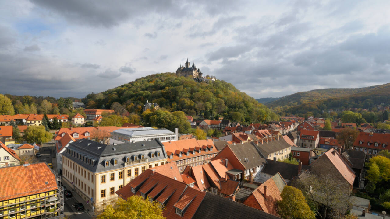 Den farverige by Wernigerode med slottet tronende øverst ligner et eventyr.