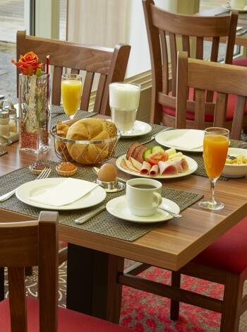 Hotellet erbjuder gästerna en rejäl och tillfredsställande frukost.