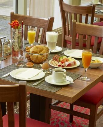 Hotellet erbjuder gästerna en rejäl och tillfredsställande frukost.