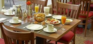 Hotellet erbjuder gästerna en rejäl och tillfredsställande frukost.