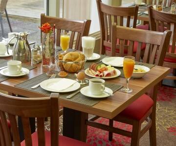 Hotellet erbjuder gästerna en rejäl och tillfredsställande frukost.