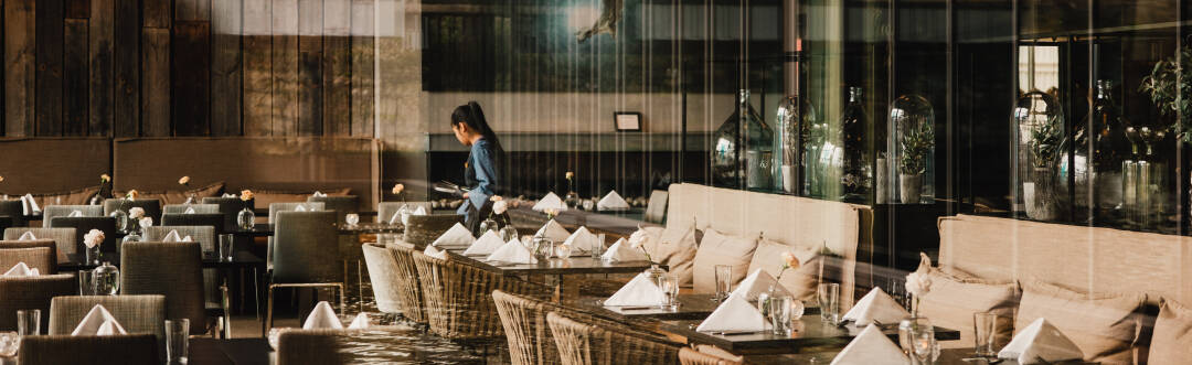 Du vil nyte godt tilberedte smaker i de elegante restaurantene og fine cocktailer og andre forfriskninger i lobbybaren.