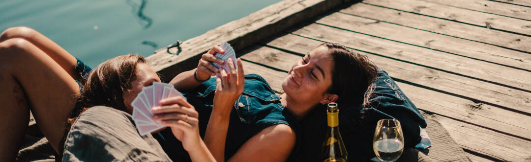 Hotellets terrasse ligger rett ved vannet og inviterer til rolige og vakre stunder.