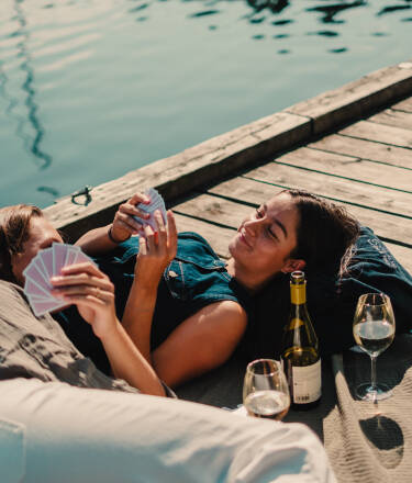 Hotellets terrasse ligger rett ved vannet og inviterer til rolige og vakre stunder.