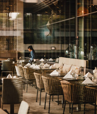 Du vil nyde veltilberedte smagsoplevelser, der afspejler den maritime beliggenhed i de elegante restauranter og en udsøgt cocktail og andre forfriskninger i Lobby Bar.