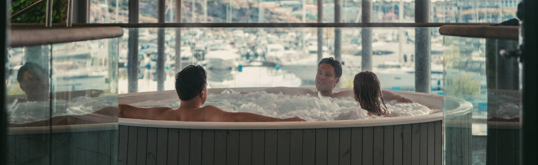 Koppla av på hotellets spa-avdelning, där ni kan skämma bort er med härliga behandlingar och utsikt över havet.