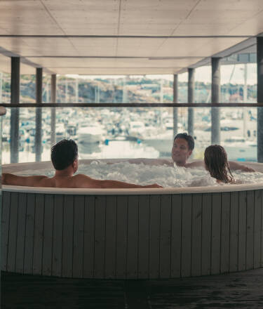 Dieses Strömstad Hotel verfügt über einen 2.000 m² großen Wellnessbereich mit unzähligen Möglichkeiten fürs Entspannen und Verwöhnen.