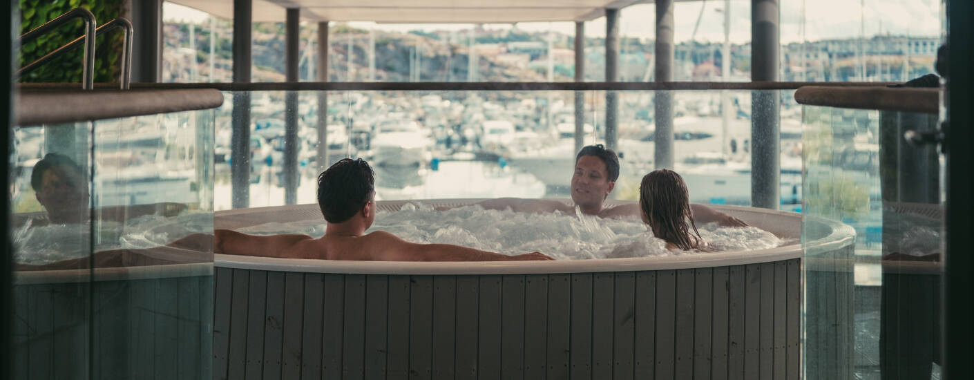 Koppla av på hotellets spa-avdelning, där ni kan skämma bort er med härliga behandlingar och utsikt över havet.
