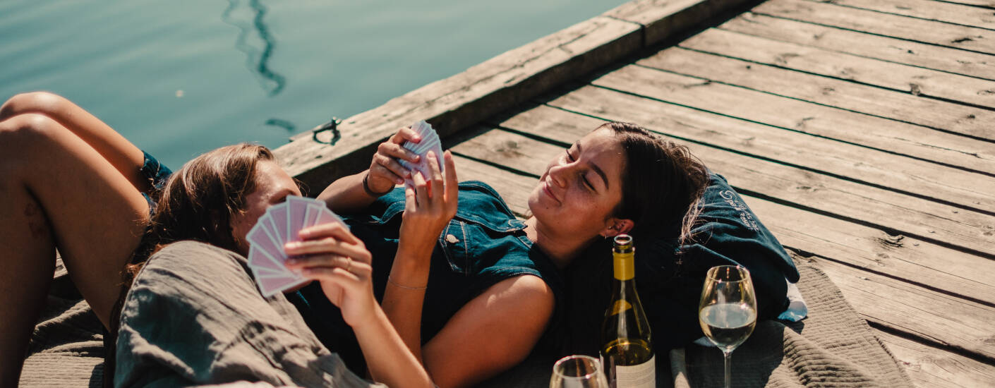 Hotellets terrasse ligger rett ved vannet og inviterer til rolige og vakre stunder.