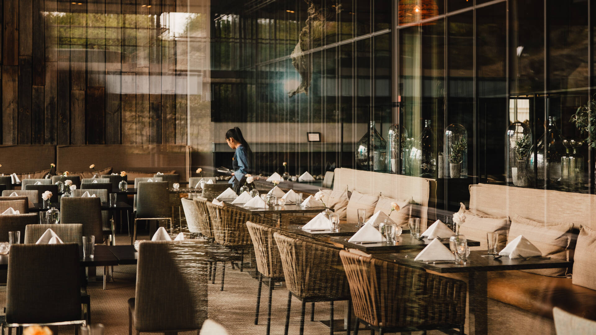 Du vil nyte godt tilberedte smaker i de elegante restaurantene og fine cocktailer og andre forfriskninger i lobbybaren.