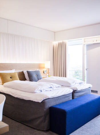 Hotellet har ljusa rum med vikt på hemtrevlig komfort och stilren design.