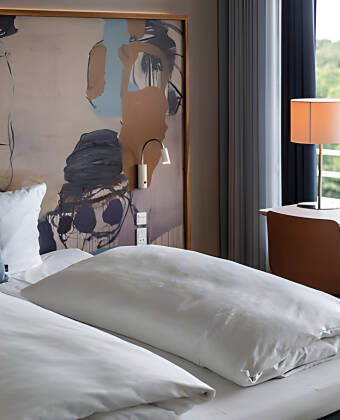 Hotellet har ljusa rum med vikt på hemtrevlig komfort och stilren design.