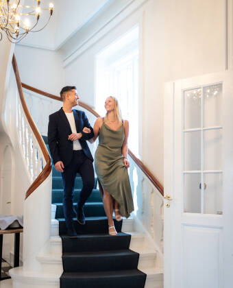Overrask din kjære med et romantisk opphold som inkluderer gode matopplevelser og velvære, perfekt for en spesiell feiring eller en helgetur.