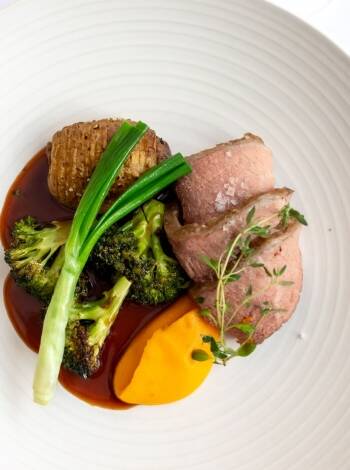 Herregårdsrestauranten byr på autentisk mat, med sesongbaserte menyer og tilhørende viner i sjarmerende, historiske omgivelser - en skikkelig godbit!