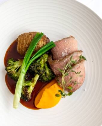 Herregårdsrestauranten byr på autentisk mat, med sesongbaserte menyer og tilhørende viner i sjarmerende, historiske omgivelser - en skikkelig godbit!